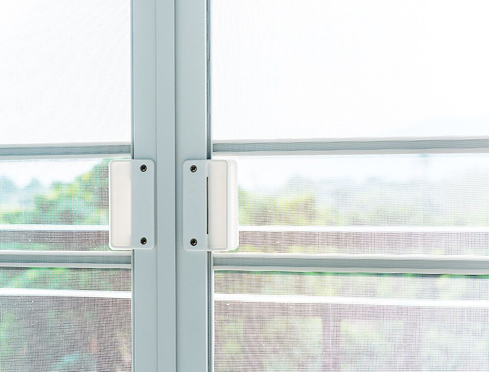 Helles Insektengitter an einem Fenster